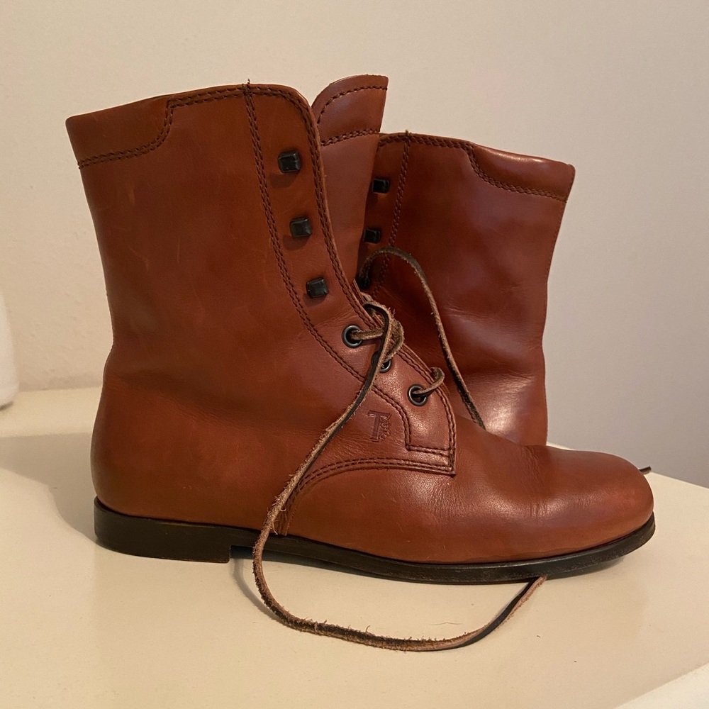 Tod’s Lace Up Boots